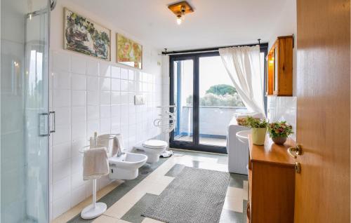 baño con 2 aseos y ducha acristalada en Gorgeous Apartment In Cori With Kitchen, en Cori