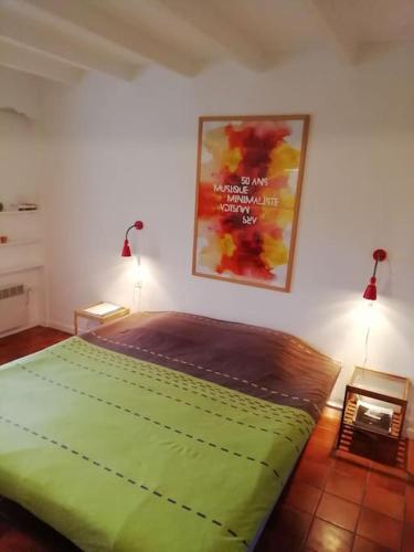 - une chambre avec un lit vert et une photo sur le mur dans l'établissement Mont-Ventoux, Provence, Appartement avec vue panoramique et piscine, à Mollans-sur-Ouvèze