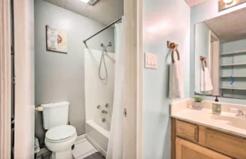 y baño con aseo, lavabo y ducha. en New! LSU Baton Rouge Contemporary 3 Bedroom Suite Condo en Baton Rouge
