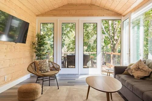 Posezení v ubytování Disconnect From Reality/ River House/Hot Tub/Pet Friendly