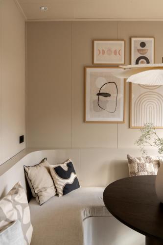 a living room with a couch and a table at Luxe tiny house STEC midden op de Veluwe in Nunspeet in Nunspeet