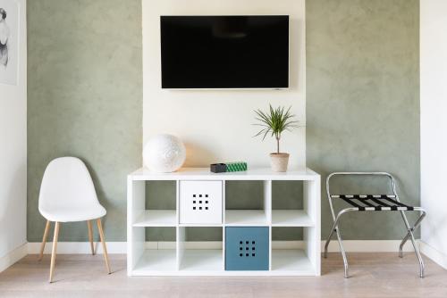 - un salon avec une table blanche et une chaise dans l'établissement Bardolino Suite, à Bardolino