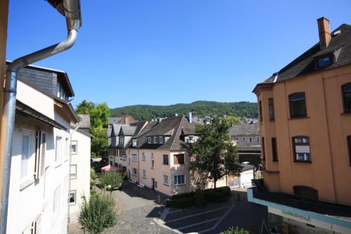 einen Blick auf die Stadt vom Balkon eines Gebäudes in der Unterkunft Hotel Restaurant Krone in Nassau