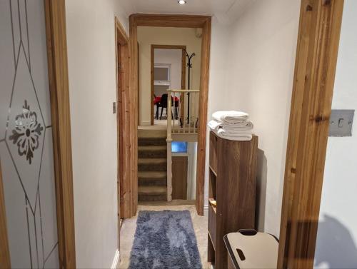 倫敦的住宿－Fully-equipped flat in the city of London.，走廊上设有蓝色地毯的楼梯