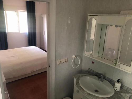 bagno con letto, lavandino e specchio di Majestic holiday home in Albox with private pool a Albox