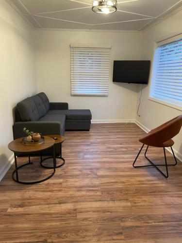 uma sala de estar com um sofá e uma mesa em Dwell Seaview em Seaview