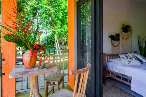 a table with a vase on it next to a bedroom at Villa Beijaflor in Santo André