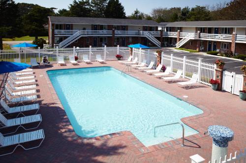 O vedere a piscinei de la sau din apropiere de Breezeway Resort