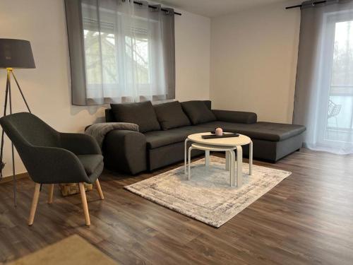 sala de estar con sofá y mesa en Golden Apartment Schwabach en Schwabach