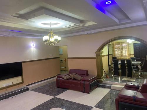 IlesaS&Y Apartment的带沙发和电视的客厅