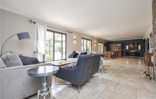 un salon avec un canapé et une table dans l'établissement Nice Home In Fayence With Wifi, à Fayence