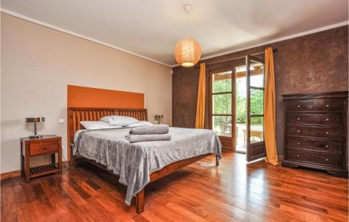 1 dormitorio con 1 cama con cabecero de madera y ventana en Nice Home In Fayence With Wifi, en Fayence