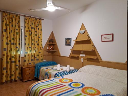 a bedroom with two beds with a pyramid head at Alojamiento Árdales in Frailes