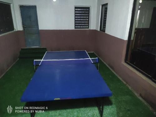 eine blaue Tischtennisplatte in einem Zimmer in der Unterkunft Parandiapartment in Lagos