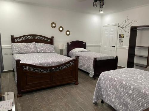 a room with two beds in a room at Refugio de la Montaña B&B in San Pedro Sula