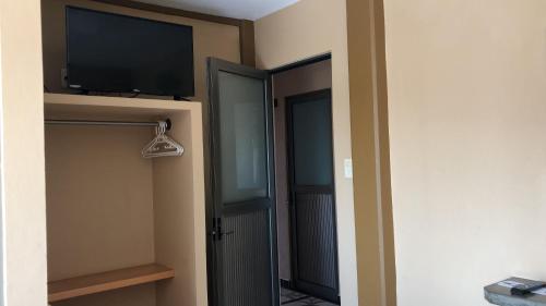 TV a/nebo společenská místnost v ubytování Hotel Catala