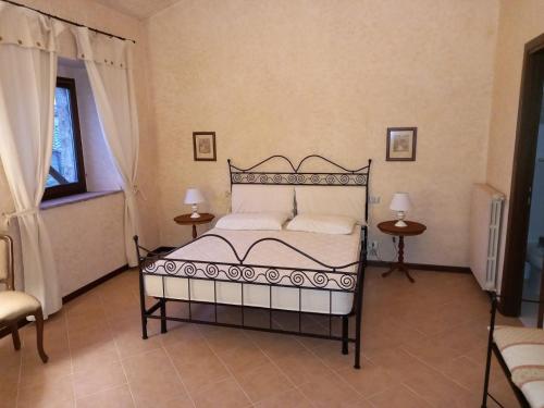 A bed or beds in a room at Casale Montemoro