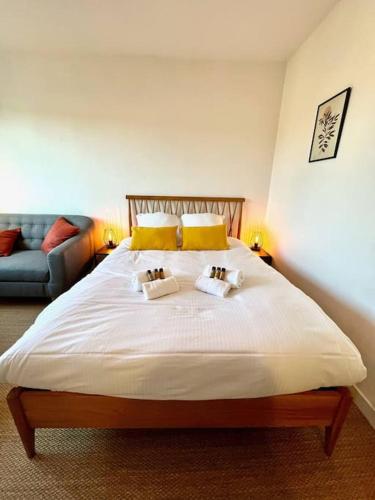 um quarto com uma cama grande com duas almofadas em Giena - SILS em Caen