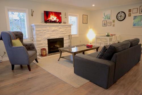 ein Wohnzimmer mit 2 Sofas und einem Kamin in der Unterkunft Addison House License #041-2021 in Niagara on the Lake