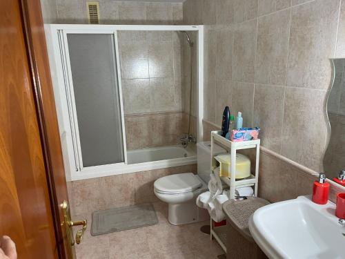 La petite salle de bains est pourvue de toilettes et d'un lavabo. dans l'établissement Villa Sara House Aguadulce, à Roquetas de Mar