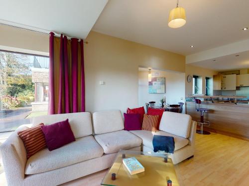 uma sala de estar com um sofá e uma mesa em Grove Lodge No 8 2 Bed em Killorglin