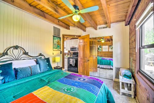 1 dormitorio con 1 cama y cocina en Cozy Cabin Rental in Waterfront Community with Dock en Okeechobee