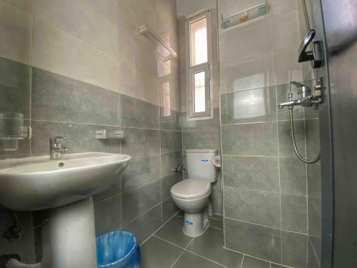 A bathroom at Velasquez Appart Hotel 1