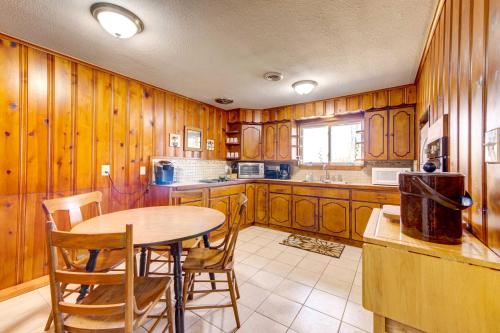 Kuchyň nebo kuchyňský kout v ubytování Pet-Friendly Youngstown Cottage with Yard