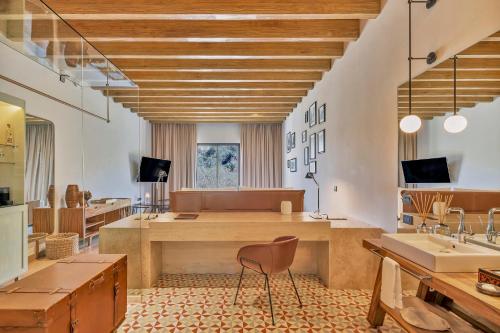 an office with a desk and a chair in a room at Live Aqua San Miguel de Allende in San Miguel de Allende