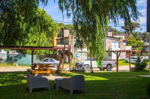 una mesa de picnic y sillas en un parque en WAIMEA en Balneario Mar Azul