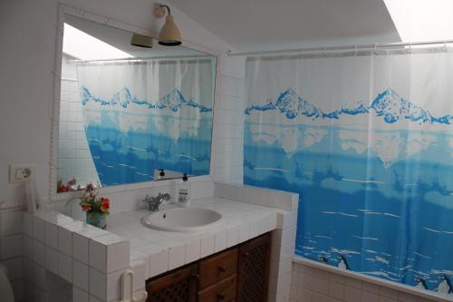 Bilik mandi di La Tortuga Hostel