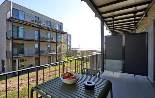レンブルッフにあるLovely Apartment In Lembruchdümmer Seeのバルコニーのテーブルに座った果物の盛り合わせ