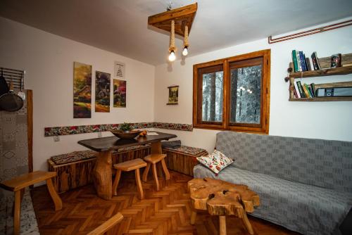 un soggiorno con un divano e un tavolo di Rustic Home Tara a Kaludjerske Bare