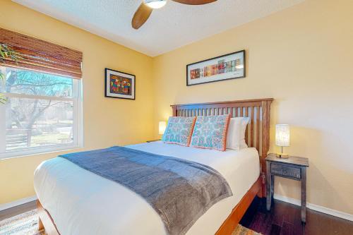 - une chambre avec un lit et une fenêtre dans l'établissement Bluebonnet Bungalow, à Austin