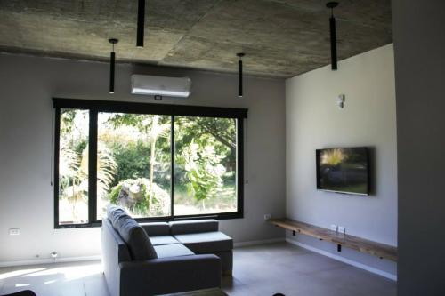 sala de estar con sofá y ventana grande en WAIMEA en Balneario Mar Azul