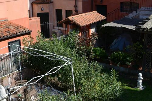 vistas a un patio con una casa en Alloggi Barbaria, en Venecia