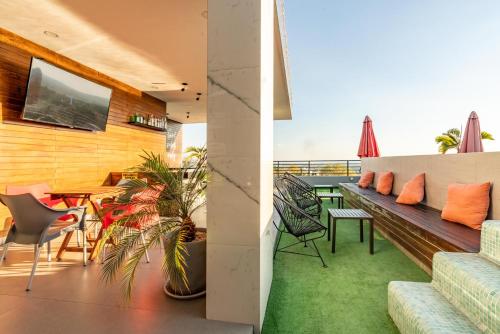 2 vistas a un balcón con sofá y mesa en Sierra Apartments- Estudios Oaxtepec, en Oaxtepec