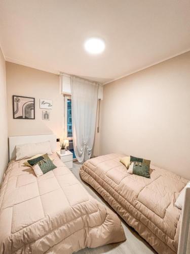 twee bedden naast elkaar in een slaapkamer bij 583slm in Aosta