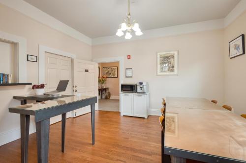 une salle à manger avec un bureau et une cuisine dans l'établissement The Grove Inn, à San Francisco