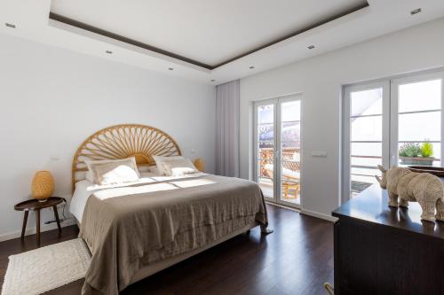 a bedroom with a bed and a large window at Fab's House in Faro