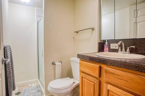 uma casa de banho com um WC, um lavatório e um chuveiro em Dog Friendly 4BR2B Movie Area Denver Boulder em Arvada