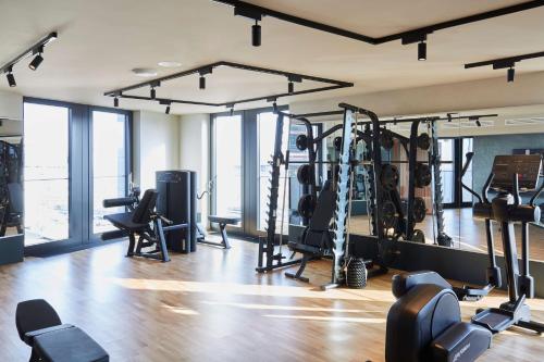 Fitness centrum a/nebo fitness zařízení v ubytování Scandic Frankfurt Hafenpark
