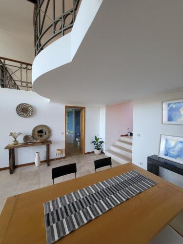 Ruang duduk di Lighthouse Apartment