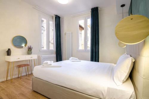sypialnia z dużym białym łóżkiem i biurkiem w obiekcie Portanova Luxury Home w Bolonii