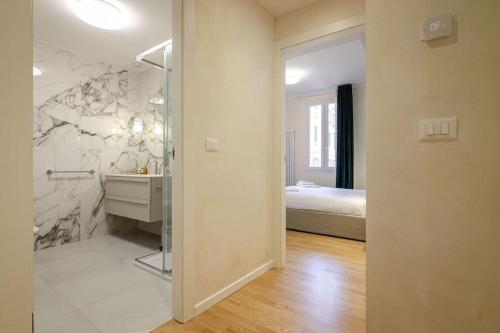 łazienka z umywalką i łóżkiem w pokoju w obiekcie Portanova Luxury Home w Bolonii
