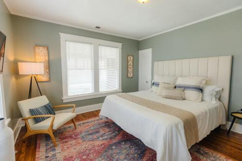Katil atau katil-katil dalam bilik di Historic Revival 2BR Midtown Memphis Free Parking Fast Wifi Free Parking Yes Pets