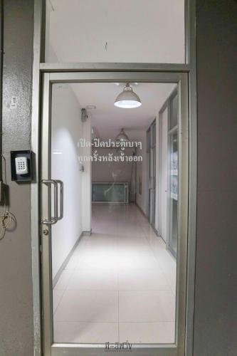 a glass door with a hallway in a building at ดีลิฟวิ่ง เพลส มหาสารคาม in Maha Sarakham