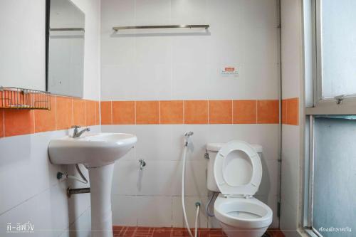 a bathroom with a toilet and a sink at ดีลิฟวิ่ง เพลส มหาสารคาม in Maha Sarakham