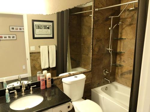 y baño con aseo, lavabo y ducha. en Beautiful Home in Downtown Phoenix, en Phoenix