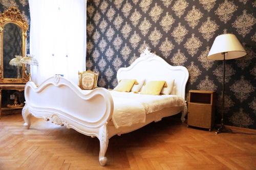 1 dormitorio con 1 cama blanca y 1 lámpara en AAA Stay Apartments Old Town Warsaw I, en Varsovia